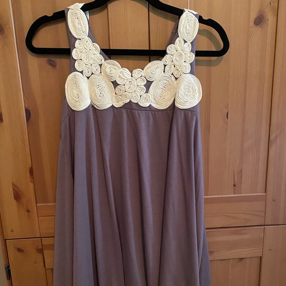 Alexis & Ashley Tops - Long Taupe Sleeveless Embroidered XL Shirt